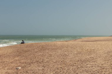 Swakopmund 'da geniş bir sahil, Batı Namibya kıyısında bir şehir. Atlantik Okyanusunda yüksek dalgalar. Namibya, Güney Afrika.