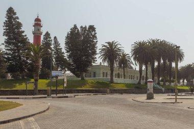 Swakopmund, Namibya - 03 Ekim 2018: Swakopmund 'da gezinti güvertesi. Arka planda deniz feneri.