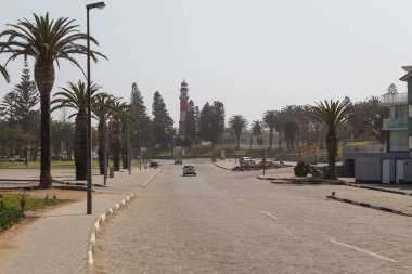 Swakopmund, Namibya - 03 Ekim 2018: Swakopmund 'da gezinti güvertesi. Arka planda deniz feneri.