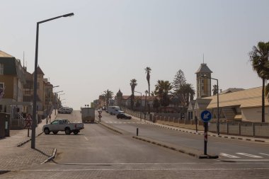 Swakopmund, Namibya - 03 Ekim 2018: Swakopmund 'da gezinti güvertesi. Egzotik bitki örtüsü.