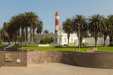 Swakopmund, Namibya - 03 Ekim 2018: Swakopmund Devlet Meclisi, başkanın resmi ikametgahı. Kırmızı ve beyaz deniz feneri.