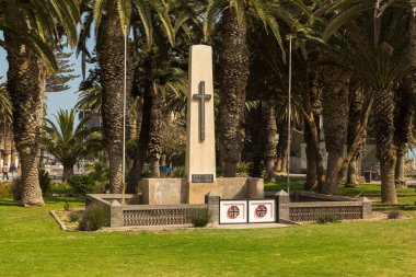 Swakopmund, Namibya - 03 Ekim 2018: Savaş mağdurlarına adanmış anıt. Kasabanın merkezi..