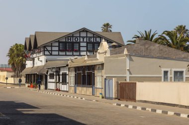 Swakopmund, Namibya - 03 Ekim 2018: Eski Alman sömürge binası. Kasabanın merkezi..