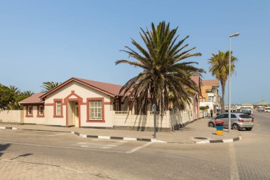 Swakopmund, Namibya - 03 Ekim 2018: Eski Alman sömürge binası. Kasabanın merkezi..