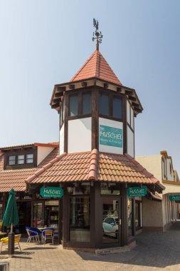 Swakopmund, Namibya - 03 Ekim 2018: Eski Alman sömürge binası. Kasabanın merkezi..