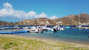 Chora, Ios Adası, Yunanistan 22 Eylül 2020 liman iskelesine demirlemiş tekne ve yatlar. Limanda beyaz geleneksel binalar.