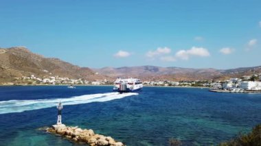 Chora, Ios Adası, Yunanistan - 22 Eylül 2020: Ios Limanı manzarası. Limandan ayrılan yolcu feribotu. 