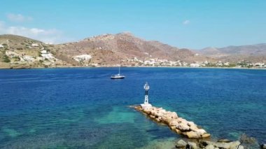Chora, Ios Adası, Yunanistan - 22 Eylül 2020: Ios Limanı manzarası. Limandan ayrılan yolcu feribotu. 
