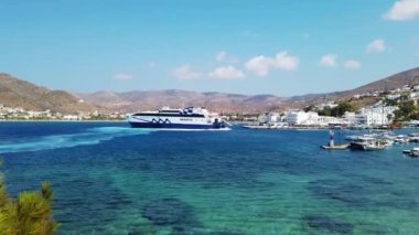 Chora, Ios Adası, Yunanistan - 22 Eylül 2020: Ios Limanı manzarası. Limandan ayrılan yolcu feribotu. 