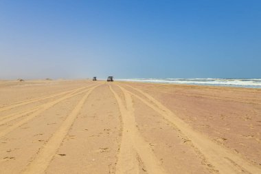 Walvis Bay, Namibya - 03 Ekim 2018: Namibya Ulusal Parkı 'nda 4x4' lük bir geziye çıkan turistler.