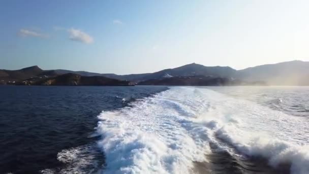에게해에서 선박에 만들어 바다에서 깨어나라 전통적 건물들이 그리스의 — 비디오