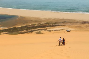 Walvis Körfezi, Namibya - 03 Ekim 2018: Namib-Naukluft Ulusal Parkı 'ndaki Namib Çölü' nün kuzey kısmında yürüyen turistler. Walvis Körfezi. Swakopmund, Namibya.