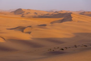 Namib-Naukluft Ulusal Parkı 'ndaki Namib Çölü' nün kuzey tarafında gün batımı. Atlantik Okyanusu açıklarında çöl, Walvis Körfezi. Swakopmund, Namibya.