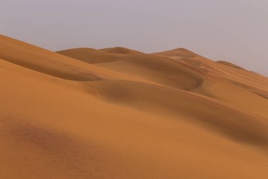 Namib-Naukluft Ulusal Parkı 'ndaki Namib Çölü' nün kuzey tarafında gün batımı. Atlantik Okyanusu açıklarında çöl, Walvis Körfezi. Swakopmund, Namibya.