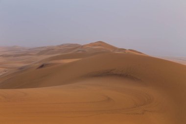 Namib-Naukluft Ulusal Parkı 'ndaki Namib Çölü' nün kuzey tarafında gün batımı. Atlantik Okyanusu açıklarında çöl, Walvis Körfezi. Swakopmund, Namibya.