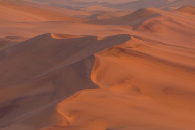 Namib-Naukluft Ulusal Parkı 'ndaki Namib Çölü' nün kuzey tarafında gün batımı. Atlantik Okyanusu açıklarında çöl, Walvis Körfezi. Swakopmund, Namibya.