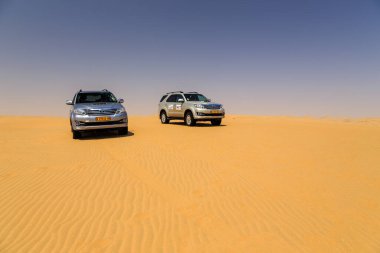 Walvis Bay, Namibya - 03 Ekim 2018: Namibya Ulusal Parkı 'nda 4x4' lük bir geziye çıkan turistler.