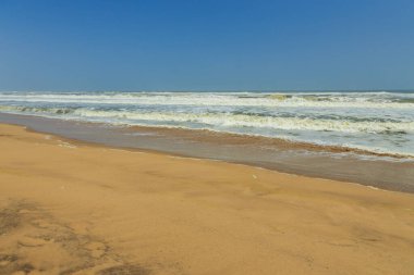 Namibya açıklarında Atlantik Okyanusu 'nun dalgalı dalgaları. Namib-Naukluft Ulusal Parkı' ndaki Namib Çölü 'nün kuzey kısmı. Walvis Körfezi. Swakopmund, Namibya.