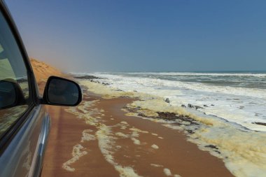 Sandviç Limanı - 03 Ekim 2018: 4x4 plaj gezisi. Namibya kıyılarındaki Atlantik Okyanusu 'nun dalgalı dalgaları. Namib Çölü' nün kuzey kısmı..