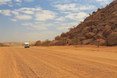 Damaraland, Namibya - 02 Ekim 2018: çakıllı araba, Namibya yolu. Namibya vahşi doğası.