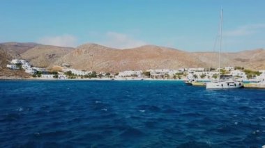 Folegandros Adası, Yunanistan - 24 Eylül 2020: Folegandros adasındaki Karavostasi marinasında demirlemiş yelkenliler ve motorlu botlar. Arka planda beyaz villalar.