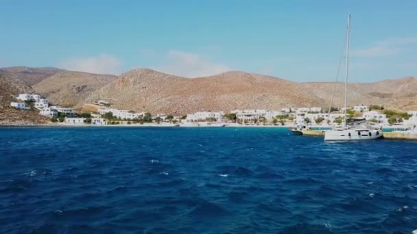 フォレガンドロス島 ギリシャ 9月2020 カーターやモーターボートはフォレガンドロス島のカラヴォスタシ マリーナに係留されました 背景に白い別荘 — ストック動画