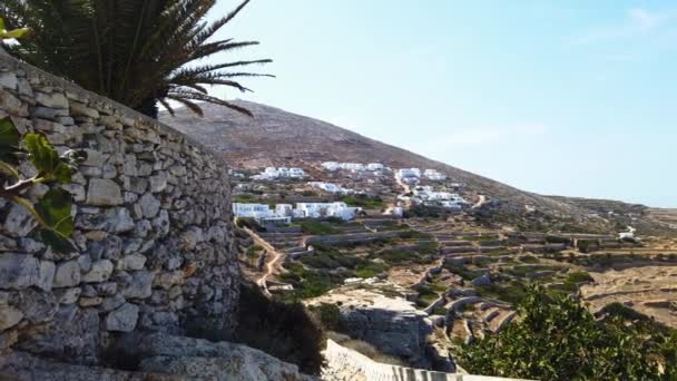 ギリシャキュクラデス諸島フォレガンドロス島の高い崖の眺め — ストック動画