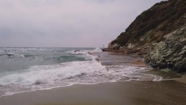 サンディビーチ 大まかな海の波が殺到した アガリビーチ フォルゲガンドロス島 — ストック動画