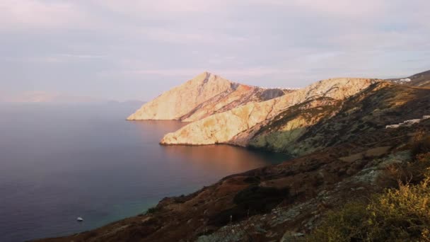日没時のフォルゲガンドロス島の高い崖の眺め キクラデス諸島 ギリシャ — ストック動画