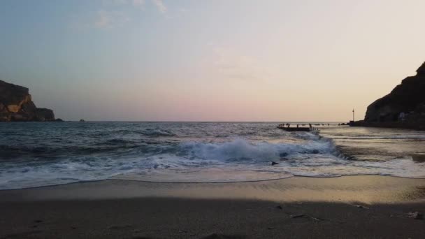 サンディビーチ 大まかな海の波が殺到した アガリビーチ フォルゲガンドロス島 — ストック動画