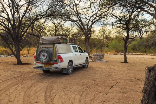 Etosha Ulusal Parkı 05 Ekim 2018: Onguma Bush Kampı 'na ekipman arabası. Kamp alanı. Çatıları sazdan yapılmış binalar.