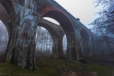 Stanczyki 'deki eski beton köprü. Sisli bir sabah. Mazury, Polonya