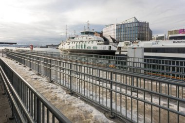 Oslo, Norveç - 12 Şubat 2019: Feribot ve tekneler Oslo 'da limana demir attı. Norveç 'in başkenti.