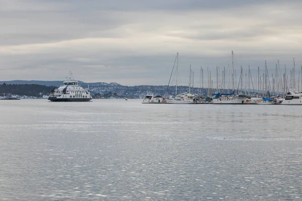 ノルウェーのオスロ 2月2019 オスロのマリーナでフェリーやボートが係留されています ノルウェーの首都 — ストック写真