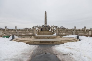 Norveç, Oslo - 17 Şubat 2019: Frogner Park 'taki anıtın görüntüsü, Gustav Vigeland tarafından oluşturulan heykel. Norveç 'in başkentindeki halk parkı.