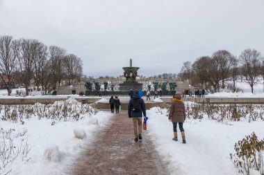 Norveç, Oslo - 17 Şubat 2019: Frogner Park 'taki anıtın görüntüsü, Gustav Vigeland tarafından oluşturulan heykel. Norveç 'in başkentindeki halk parkı.