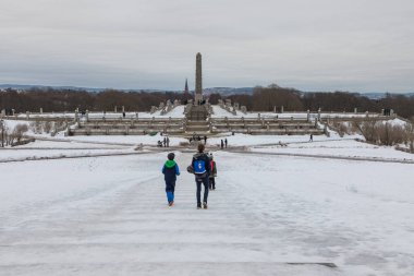 Norveç, Oslo - 17 Şubat 2019: Frogner Park 'taki anıtın görüntüsü, Gustav Vigeland tarafından oluşturulan heykel. Norveç 'in başkentindeki halk parkı.