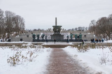 Norveç, Oslo - 17 Şubat 2019: Frogner Park 'taki anıtın görüntüsü, Gustav Vigeland tarafından oluşturulan heykel. Norveç 'in başkentindeki halk parkı.