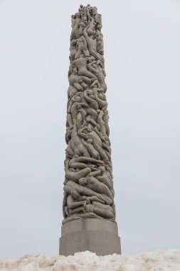 Norveç, Oslo - 17 Şubat 2019: Frogner Park 'taki anıtın görüntüsü, Gustav Vigeland tarafından oluşturulan heykel. Norveç 'in başkentindeki halk parkı.