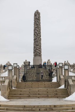 Norveç, Oslo - 17 Şubat 2019: Frogner Park 'taki anıtın görüntüsü, Gustav Vigeland tarafından oluşturulan heykel. Norveç 'in başkentindeki halk parkı.