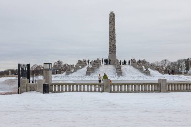 Norveç, Oslo - 17 Şubat 2019: Frogner Park 'taki anıtın görüntüsü, Gustav Vigeland tarafından oluşturulan heykel. Norveç 'in başkentindeki halk parkı.