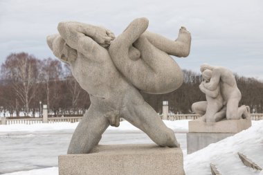 Norveç, Oslo - 17 Şubat 2019: Frogner Park 'ta Heykel, Gustav Vigeland tarafından yaratıldı. Norveç 'in başkentindeki halk parkı.