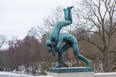 Norveç, Oslo - 17 Şubat 2019: Frogner Park 'ta Heykel, Gustav Vigeland tarafından yaratıldı. Norveç 'in başkentindeki halk parkı.