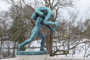 Norveç, Oslo - 17 Şubat 2019: Frogner Park 'ta Heykel, Gustav Vigeland tarafından yaratıldı. Norveç 'in başkentindeki halk parkı.