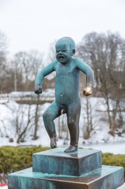 Norveç, Oslo - 17 Şubat 2019: Kızgın çocuk, Frogner Park 'ta Heykel, Gustav Vigeland tarafından yaratılan heykel. Norveç 'in başkentindeki halk parkı.