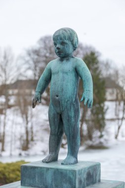 Norveç, Oslo - 17 Şubat 2019: Frogner Park 'ta Heykel, Gustav Vigeland tarafından yaratıldı. Norveç 'in başkentindeki halk parkı.