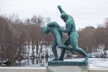 Norveç, Oslo - 17 Şubat 2019: Frogner Park 'ta Heykel, Gustav Vigeland tarafından yaratıldı. Norveç 'in başkentindeki halk parkı.