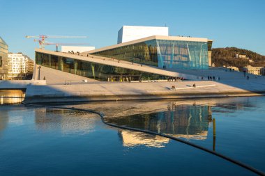 Norveç, Oslo - 17 Şubat 2019: Oslo Opera Binası 'nın bir tarafında. Bahar mevsiminde başkentin sembolü.