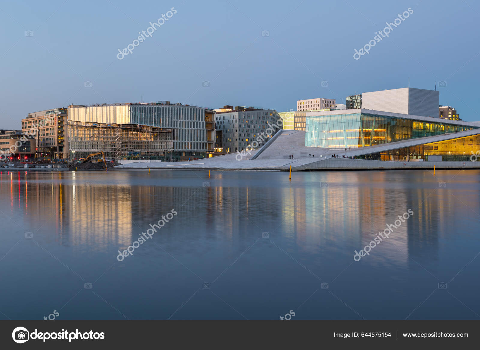 奥斯陆2019年4月14日国家奥斯陆歌剧院一侧的观点春天是首都的象征—— 库存社论照片© raagoon@gmail.com #644575154