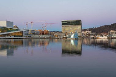 Norveç, Oslo - 14 Nisan 2019: Oslo Opera Binası 'nın bir tarafında. Bahar mevsiminde başkentin sembolü.